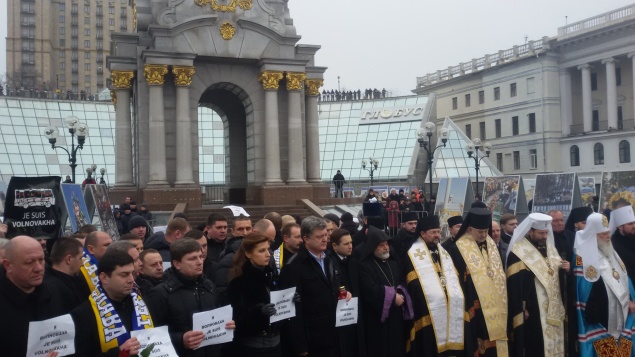 В панихиде по погибшим в Волновахе приняли участие Порошенко и Яценюк