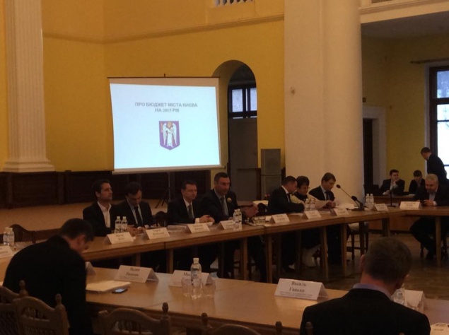 Столичные власти обещают справиться с позором и сохранить надбавки учителям и врачам