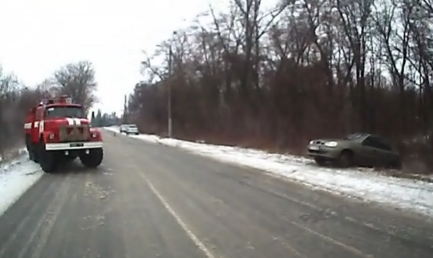 В Киевской области спасателям пришлось вытягивать авто из кювета (ВИДЕО)