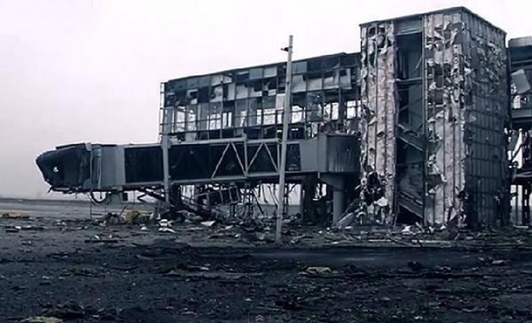 В донецком аэропорту продолжается сильный бой. Боевиков в 2 раза больше
