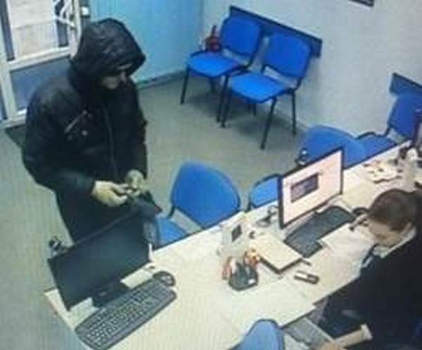 Столичные правоохранители разыскивают грабителя финучреждений (фото)