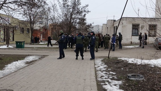 В жилом доме и банке Мариуполя были обнаружены два неразорвавшихся снаряда