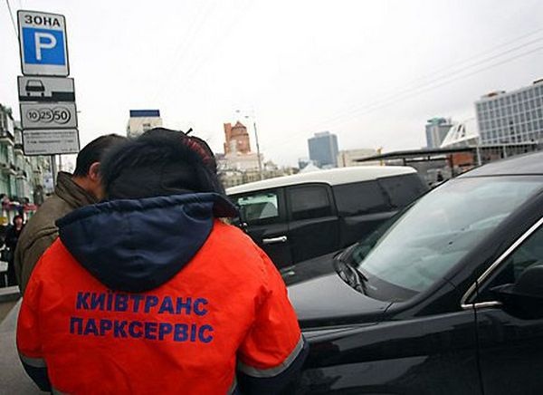 Столичные власти обещают - парковщиков-коррупционеров будут увольнять