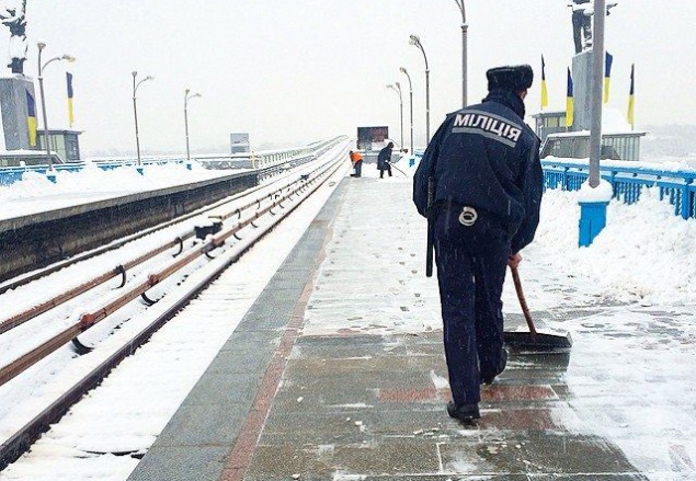 В КГГА напоминают предпринимателям, что за неубранный снег существует и уголовная ответственность