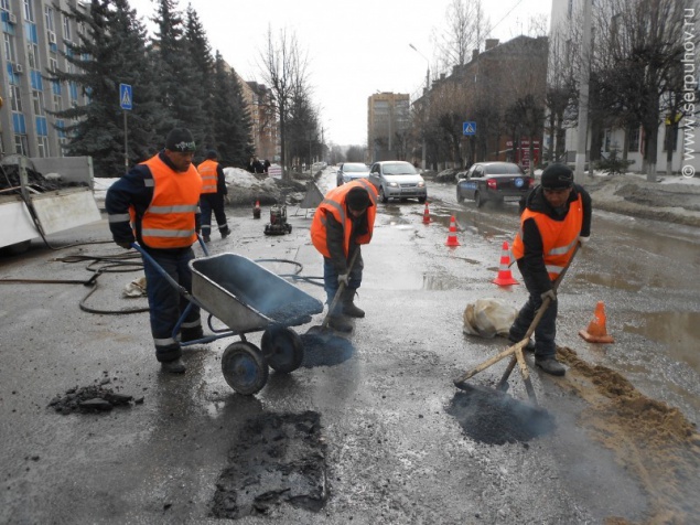 В Киеве намерены “латать” дороги (инфографика)