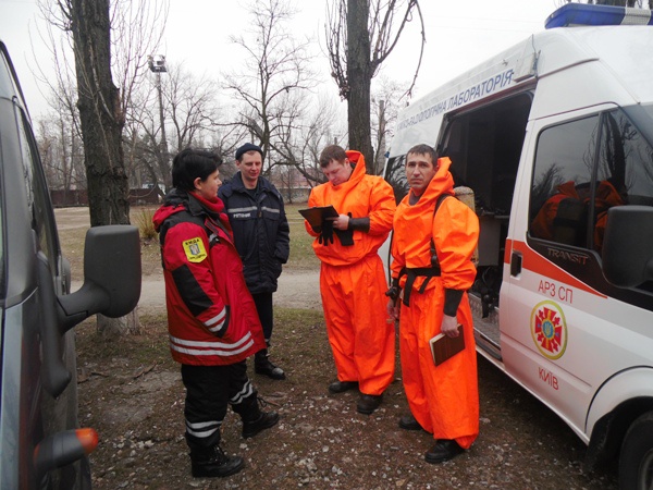 Возле учебного заведения спасатели нашли баллон с опасным химическим веществом