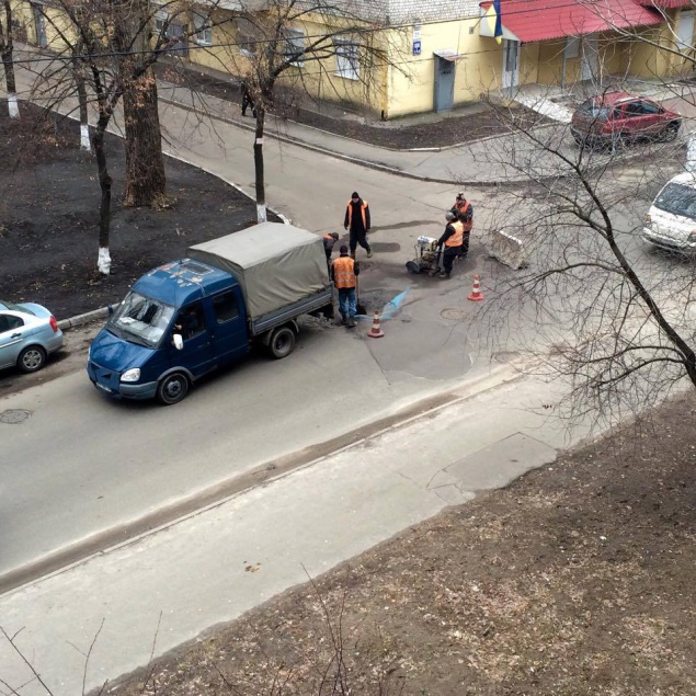 Столичный водитель заставил коммунальщиков заделать яму на дороге