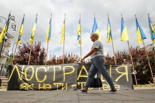 Замначальника ГФС г. Киева, которую подозревают в подделке документов, уволили “по люстрации”