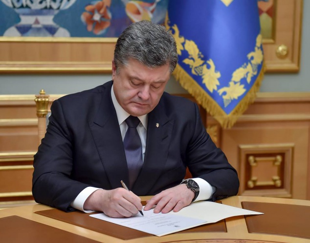Порошенко согласился ограничить размер пенсий работающим пенсионерам