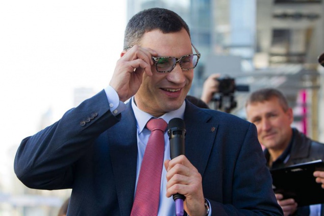 Согласно закону, мэр обязан премировать своих сотрудников, даже если они миллионеры