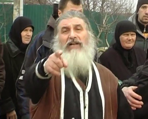 Священнику, который выкопал тело своей умершей жены, сообщено о подозрении и избрана мера пресечения