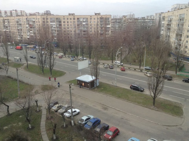 “Киевхлеб” ночью устанавливает киоски с социальным хлебом прямо на газоны