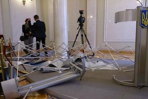 Сегодня в Парламенте нардепы из Радикальной партии подрались с бывшим однопартийцем (видео)