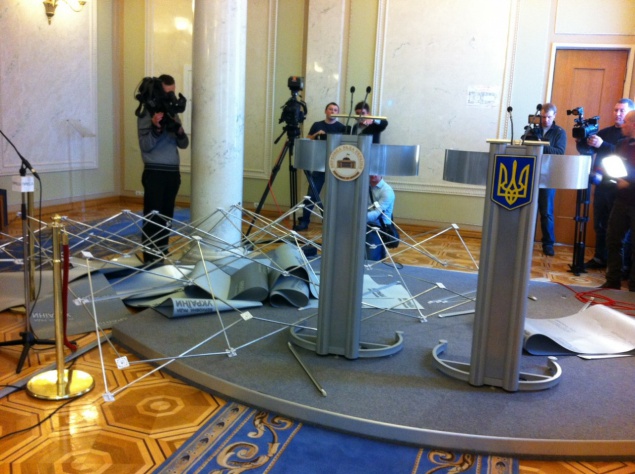 Нардепам запретили проводить брифинги во время сессий парламента