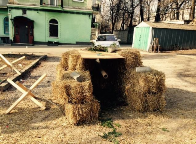 В сквере Героев Небесной Сотни появился танк из соломы