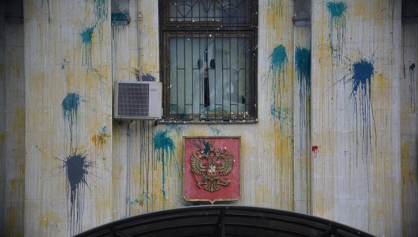 “Киевводоканал” опроверг, что ассенизаторы “разгрузились” на представительство РФ: “В реальной ситуации здание посольства осталось бы без окон”