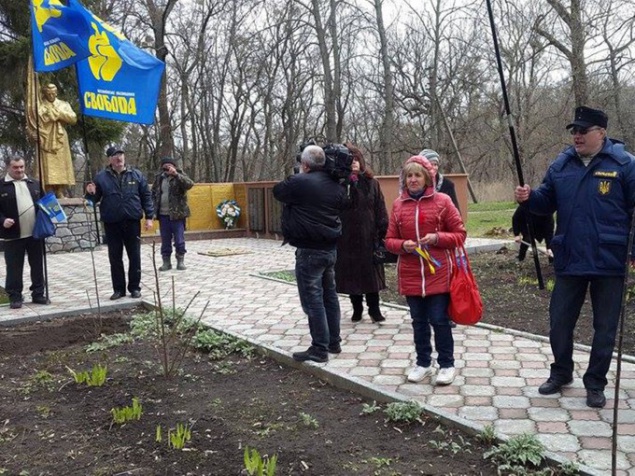 В Ржищеве свободовцы помешали “Оппозиционному блоку” высадить “Аллею Мира”