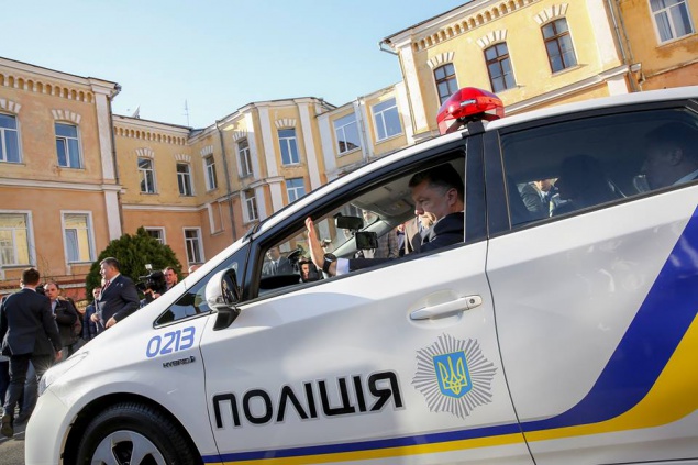 Порошенко провел тест-драйв новым полицейским автомобилям (фото)