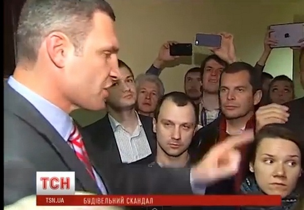 Разговор киевлян и мэра столицы по-поводу незаконных строек прошел на повышенных тонах (видео)