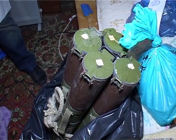 У задержанного за разбойное нападение на столичный ресторан изъяли целый арсенал оружия и взрывчатки (видео)