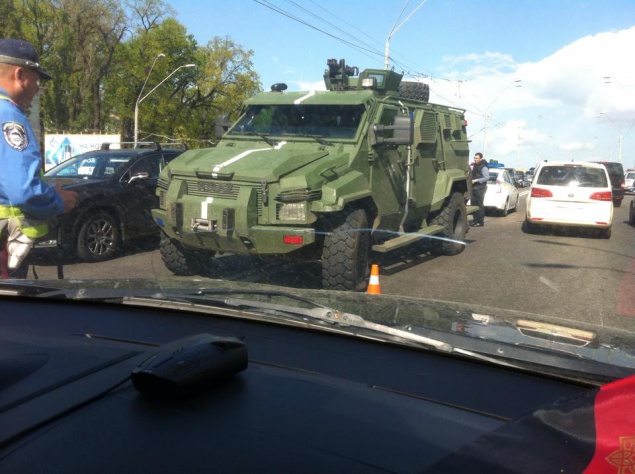 В Киеве произошло ДТП с участием броневика