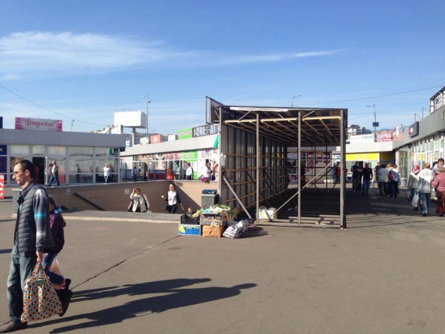 Метро попросило Дарницкую РГА убрать МАФы, вновь появившиеся после пожара возле станции “Позняки”