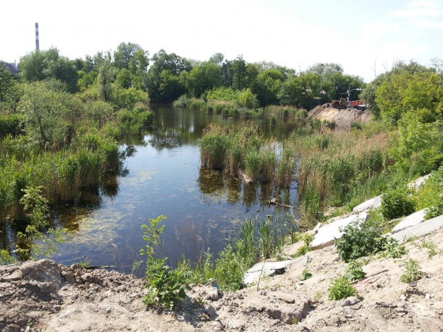Кто и зачем засыпает озеро на Позняках (фото)