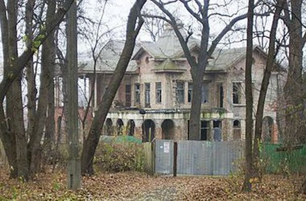 В столичном парке “Нивки” обвалилась дача Хрущева