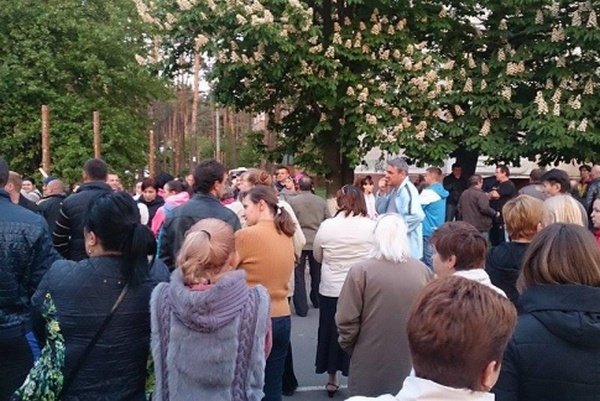 Жители Ирпеня снесли забор возле застройки на Гостомельском шоссе