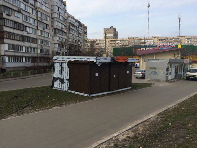 “Киевхлеб” обещает убрать свои киоски по продаже социального хлеба с газонов до конца месяца (видео)