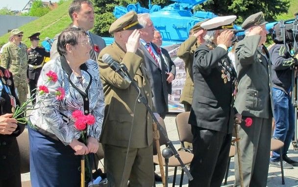 В парке Славы прошла торжественная церемония возложения цветов к Вечному огню (фото,видео)