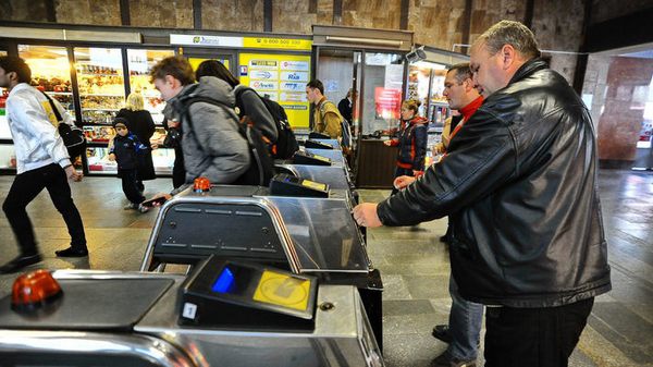В столичной подземке льготники могут использовать старые удостоверения до конца месяца