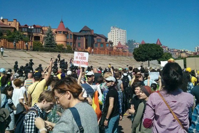 “Марш равенства” в Киеве начался с драки. Есть пострадавшие (фото)