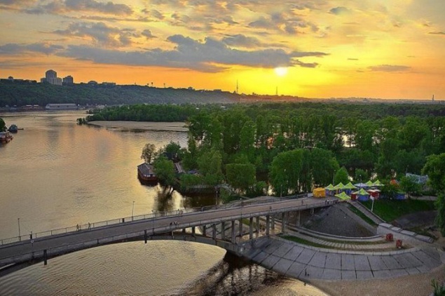 В “Киевтранспарксервисе” отреагировали на возмущения о платном въезде на Труханов остров
