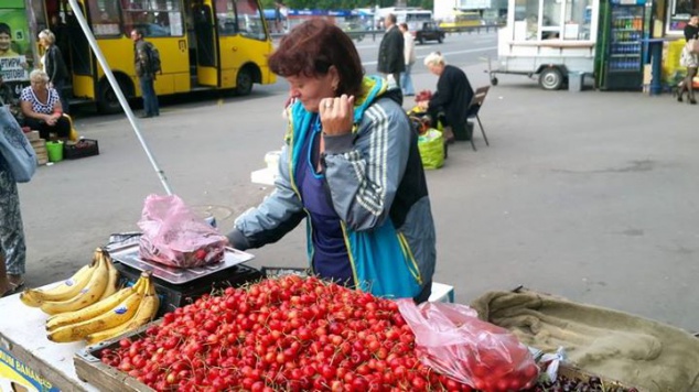 Продавщица черешни благодаря обвесу покупателя стала звездой Фейсбука