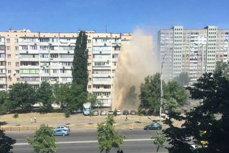 Ликвидацию последствий “фонтана” на Троещине пообещали закончить в ближайшие сутки