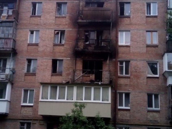 Столичные спасатели эвакуировали из горящего дома 15 человек. Одна женщина погибла