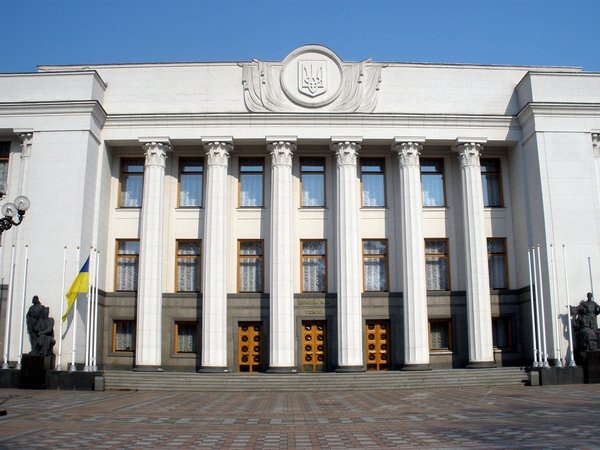 Под Верховной Радой проходит акция протеста против снижения социальных стандартов