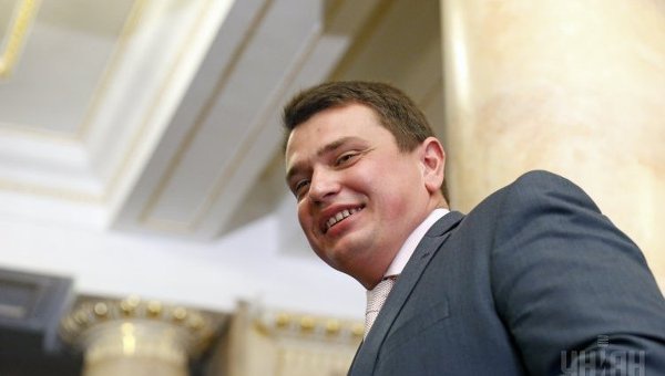 Руководитель Антикоррупционного бюро Сытник полетел в командировку в Лондон, прихватив с собой жену и помощницу (видео)