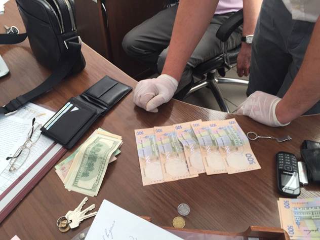 СБУ задержала на взятке руководителей столичных МРЭО (фото)