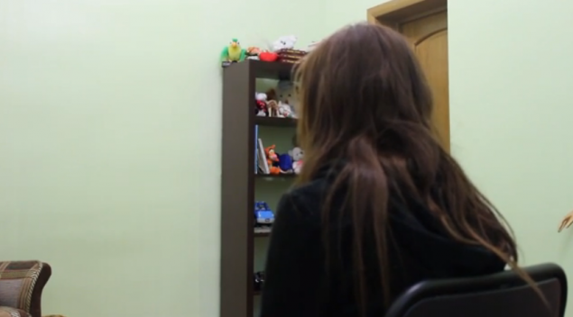 В Киеве обнаружили 11-летнюю девочку, которая жила с бомжом в металлическом контейнере (видео)