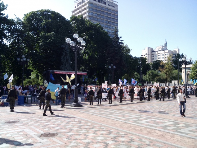 Под Радой митингует около 200 человек
