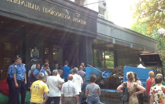 Активисты хотели высыпать трактор навоза перед ГПУ (фото)