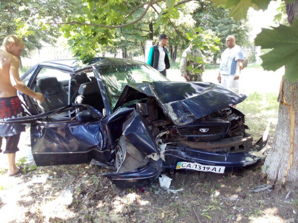 На Киевщине спасатели деблокировали троих человек из искореженного автомобиля
