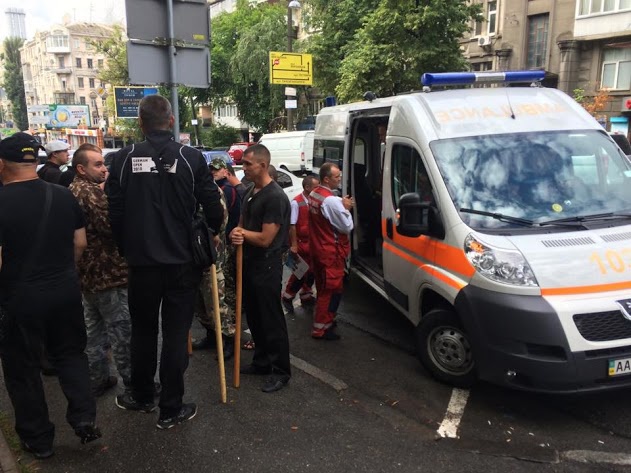 На участников протестов против строительной компании “Геос” нападают люди в спортивной форме (+видео)