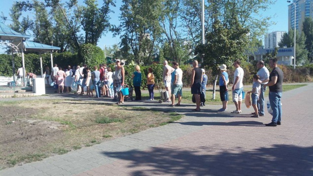 На Оболони к бюветам с питьевой водой выстроились огромные очереди (фото)