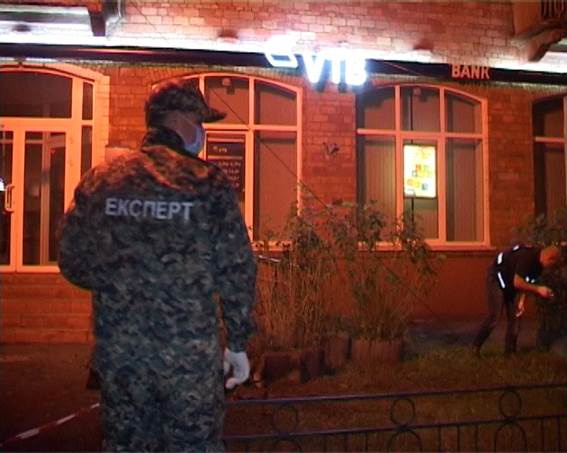 Ночной взрыв клумбы возле столичного банка правоохранители классифицировали как теракт (видео)