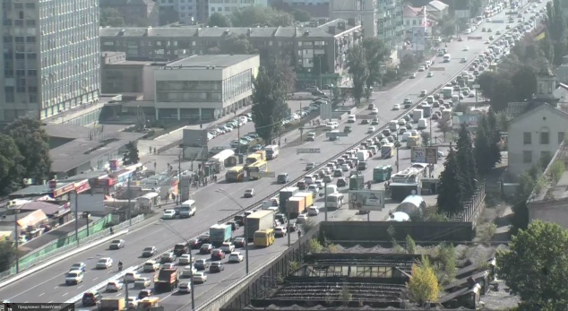 В Киеве образовалась многокилометровая пробка на проспекте Победы