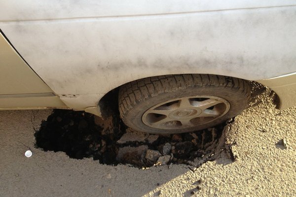 На столичной Оболони автомобиль провалился в яму
