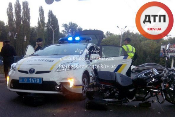 В столице полицейская “Тойота” сбила мотоциклиста